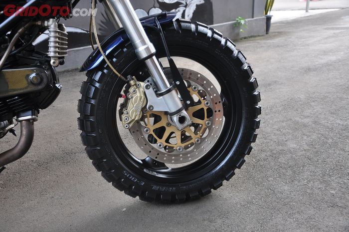Kaki-kaki standar Ducati Monster dipadukan ban dual purpose Shinko E-805