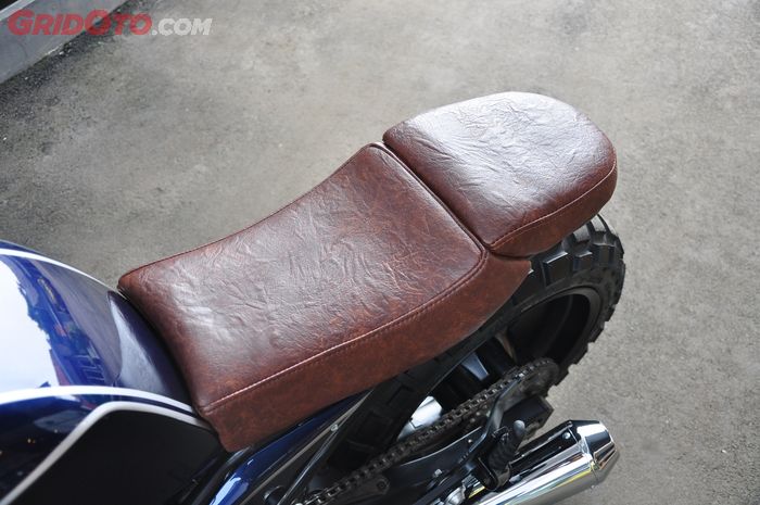 Jok custom buat Ducati Monster ini dilapis kulit sintentis berwarna cokelat