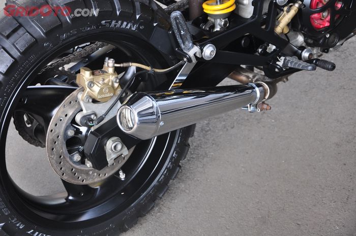 Dual silencer custom buat Ducati Monster ini dari stainless steel