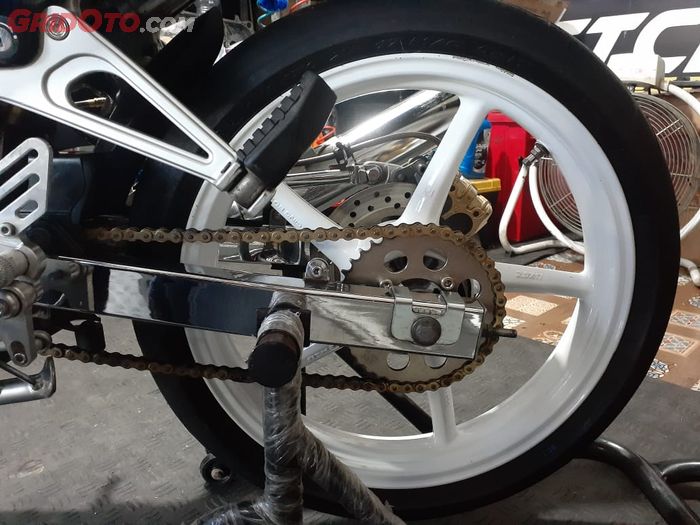 Kaki-kaki belakang Kawasaki Ninja R simpel beraksen krom dan gear set SSS 415