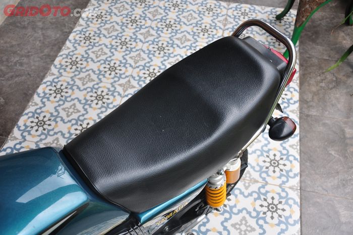 Jok standar Yamaha RX King dicustom agar pas dengan ukuran motor yang sudah mengecil