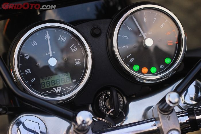 Panel instrumen Kawasaki W250 sederhana khas motor lawas
