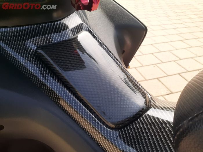 Beberapa bagian body Yamaha Aerox livery MotoGP terlapis karbon kevlar