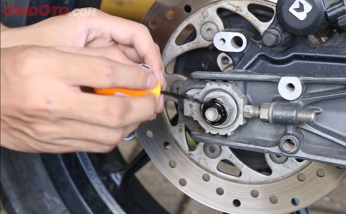 Ilustrasi mengoles mur baut di motor pakai cat oles