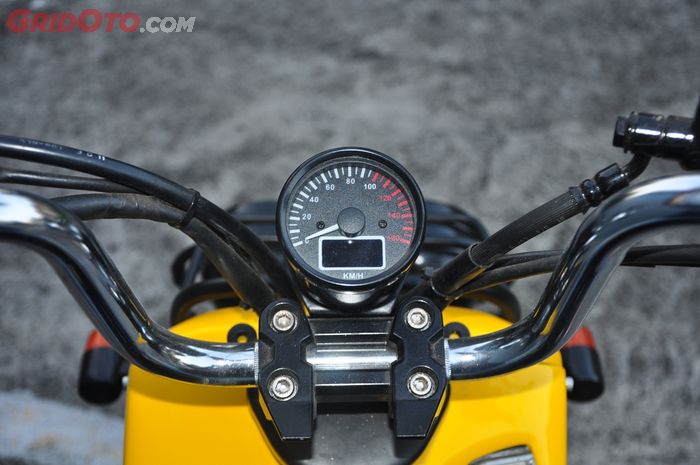 Spidometer bulat minimalis terpasang di tengah-tengah setang Scoopy yang berubah jadi Zoomer ini