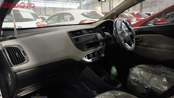 Interior Kia Rio lansiran 2014 yang dilelang Kantor Pelayanan Kekayaan Utama Bea dan Cukai Tipe A Tanjung Priok