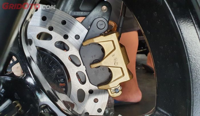 Kaliper Yamaha R15 terpasang pas di Aerox 155