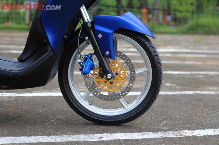 Kaki depan Yamaha Lexi padat dengan cakram 260 mm dari BRT yang menempel di pelek Yamaha Nouvo