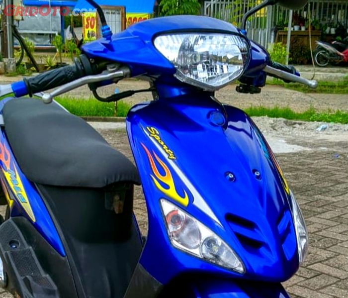 Bodi Yamaha Mio Sporty repaint Cyralic Blue dengan striping orisinal aksen api