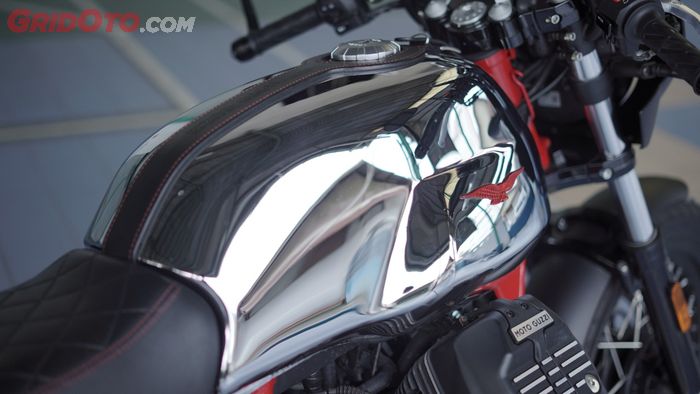 Tangko krom Moto Guzzi V7 III Racer 10th Anniversary cukup panjang, bikin jarak setang dan jok lebih jauh
