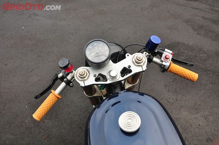 Setang clip-on menyempurnakan tampilan caf&eacute; racer dari Honda CBX650 ini