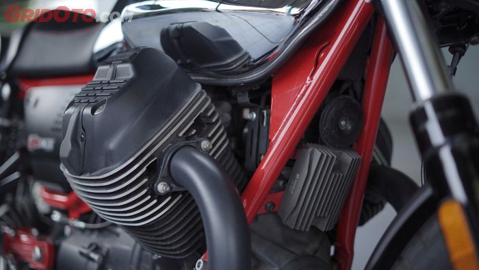 Mesin Moto Guzzi V7 III Racer 10Th Anniversary 750 cc 2 silinder v-twin dengan mengandalkan pendinginan udara