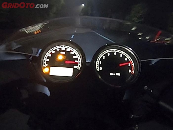 Top speed Moto Guzzi V7 III Racer 10Th Anniversary saat OTOMOTIF coba mencapai 183 km/jam di spidometer