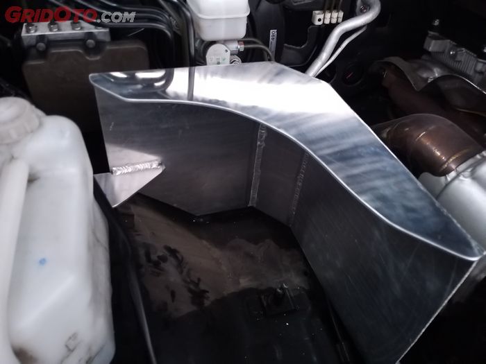 Panas mesin tidak ikut masuk ke dalam mesin karena penyekat filter udara ini