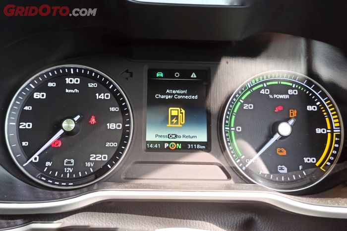 Notifikasi di MG ZS EV saat mobil dinyalakan sambil isi daya baterai