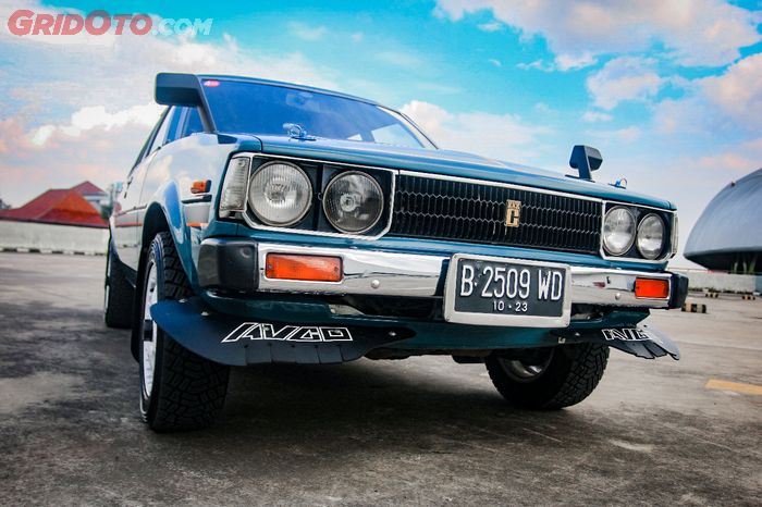 Biar paripurna bergaya rally Toyota Corolla DX pasang mud flap AVCO