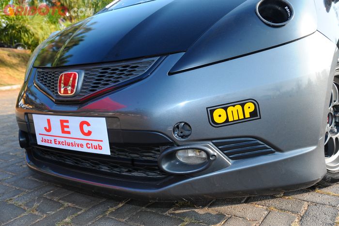 Saat bersihkan cat dop, gunakan kain lembut agar tak lekas kusam