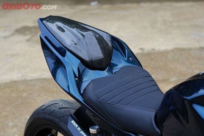 Jok belakang New Ninja 250 digantikan dengan single seat dengan balutan carbon fiber