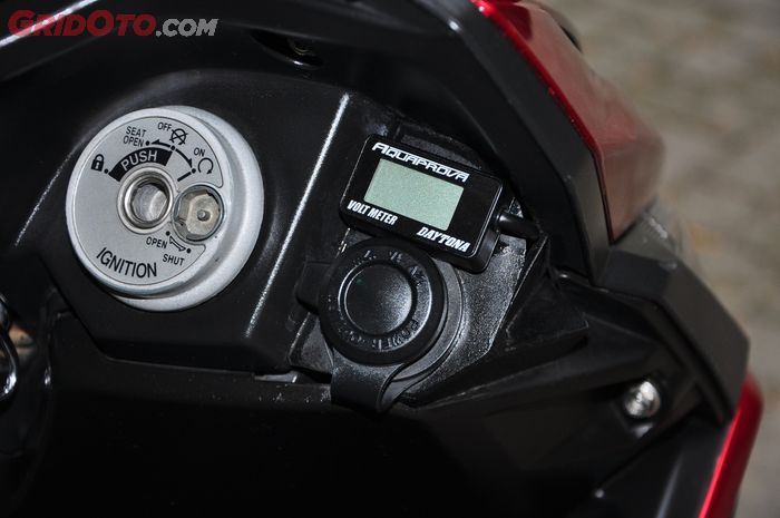 Selain voltmeter, Respati juga memasang power outlet yang diambil dari Yamaha Lexi buat Mio Z miliknya