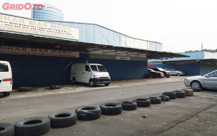 Bengkel dan toko di Pasar Mobil Kemayoran (PMK) tutup dampak PPKM Darurat. 