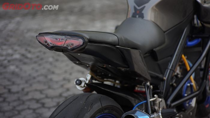 Lampu belakang cari yang persis MT-09, klop dengan bodi dan jok custom buat New V-Ixion Lightning ini