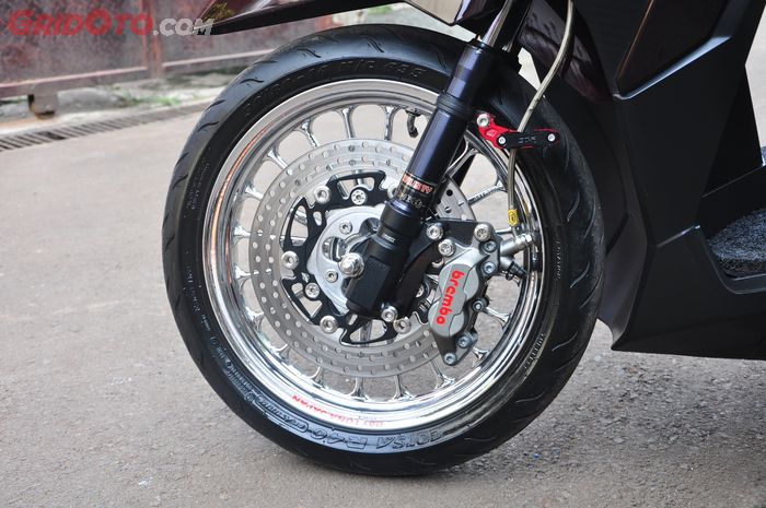 Kaliper Brembo 4 piston mencengkram cakram AMS 260 mm siap tahan laju Vario 150 ini