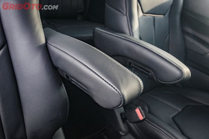 Tambahan fitur arm rest biar captain seat semakin nyaman