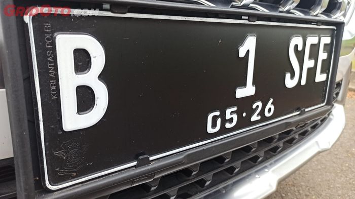 Hyundai Santa Fe menggunakan plat nomor pilihan