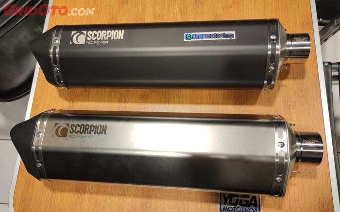 Knalpot Scorpion buat Yamaha XMAX black series (atas) dan limited (bawah)