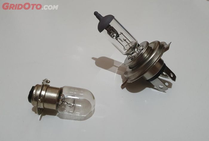 Ilustrasi lampu depan (headlamp) motor, kiri tipe M4/H6, kanan tipe H4/HS1
