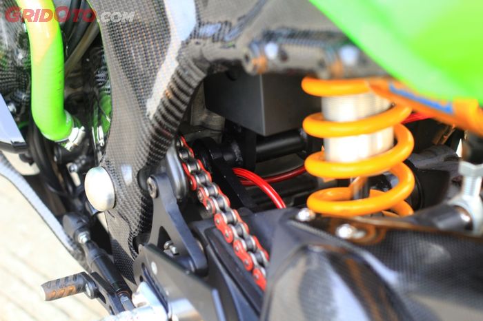 Karena swing arm Ducati lebih pendek, jadi dipasang dengan sistem braket gendong pakai pelat besi tebal 8 mm