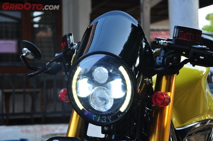 Headlamp LED Daymaker memberi kesan retro pada XMAX ini