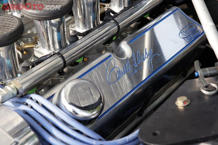 Tanda tangan Caroll Shelby di mesin Ford Mustang GT500