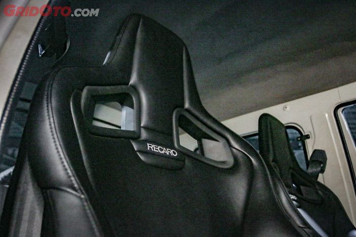 Headrest integrated Recaro Sportster CS limited edition