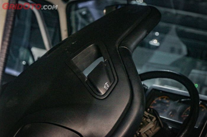 Tuas di belakang integrated headrest Recaro Sportster CS