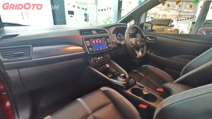 Interior Nissan Leaf dengan head unit baru