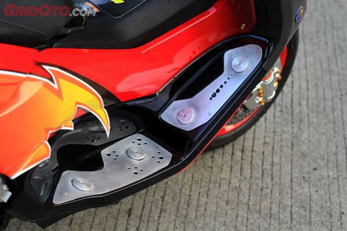 Footrest buatan Fat Motorsport pakai aluminium tebal 3 mm, beda dari yang lain banget deh&hellip;