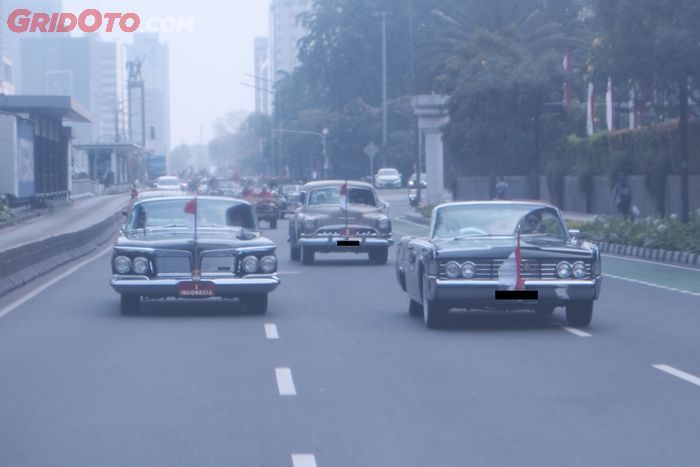Rombongan eks mobil presiden melintasi jalanan Jakarta sebagai bentuk PPMKI memperingati HUT ke-76 RI.