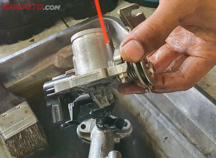 Cairan carburator cleaner atau bensin, mana yang lebih aman buat bersihkan throttle body ?