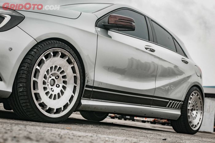 Pelek ganteng dari Rotiform berukuran ring 19 inci