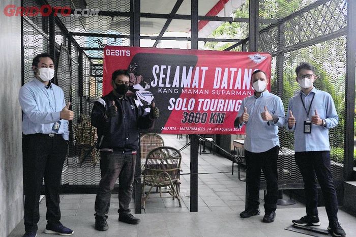 Maman (kedua dari kiri) disambut oleh para jajaran Gesits termasuk General Manager Sales &amp; Marketing PT WIMA yaitu Abdullah Alwi (kedua dari kanan).