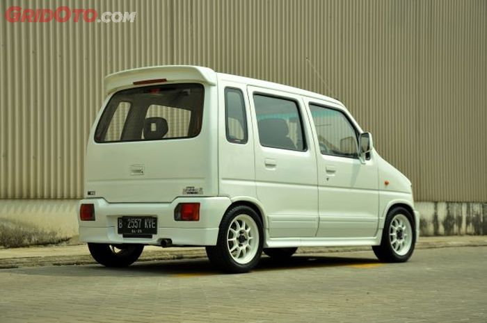 Tampilan eksterior sudah pakai body kit OEM Wagon R Wide JDM nih!