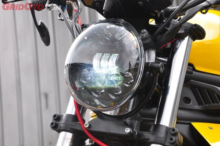 Headlamp pakai LED H-D V-Rod perkuat desain street fighter di ER-6n ini