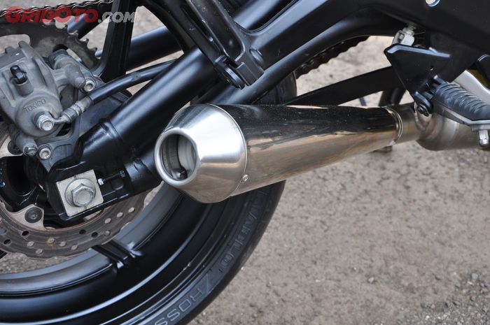 Knalpot bawaan ER-6n diganti custom berbahan stainless steel