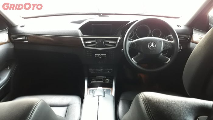 Kondisi Interior Mercedes-Benz E200 CGI 2013 Eks Taksi Silver Bird