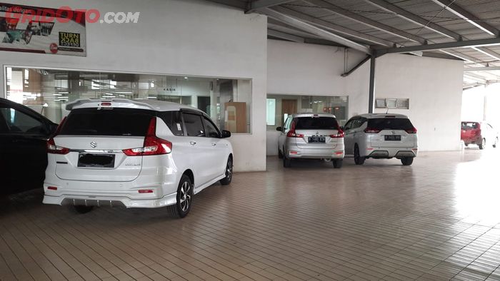Suzuki Ertiga dan Nissan Livina yang menggunakan jasa bengkel body repair resmi Toyota