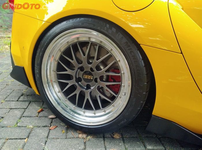 Toyota Supra MK5 pakai pelek BBS LM ring 19 plus ban Michelin Super Sport