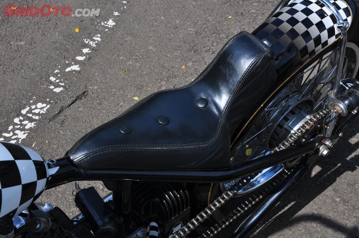 Jok Scorpio chopper ini single seat terdiri dari busa tebal dan dibalut kulit asli dengan aksen kancing