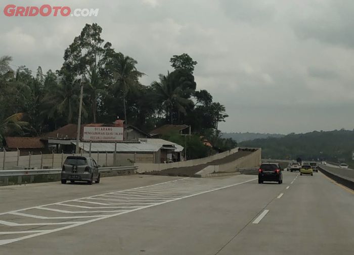 Ilustrasi jalur penyelamat yang ada di jalan tol.