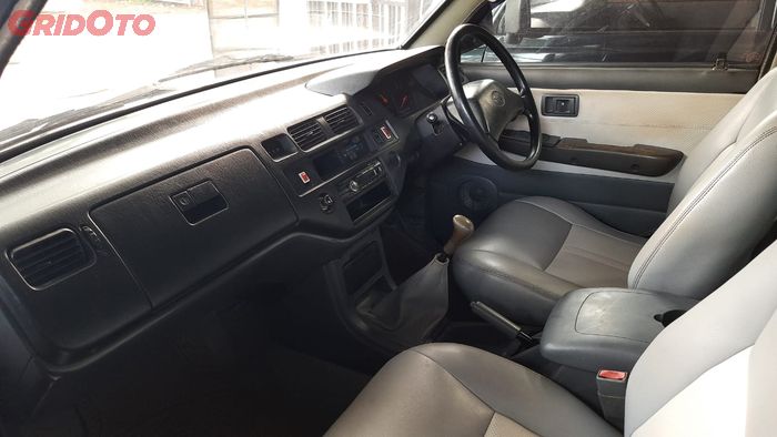 Interior baris pertama Toyota Kijang Kapsul bekas yang dijual Merdeka Motor